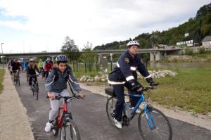 Kolesarjenje in predaja prvih elektricnih koles